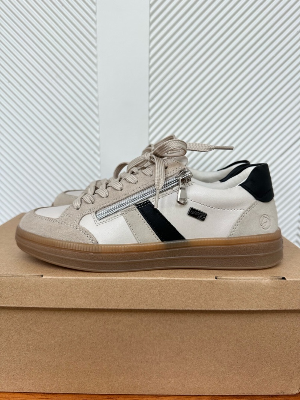 Remonte women’s Demi 04 low top sneaker NWT